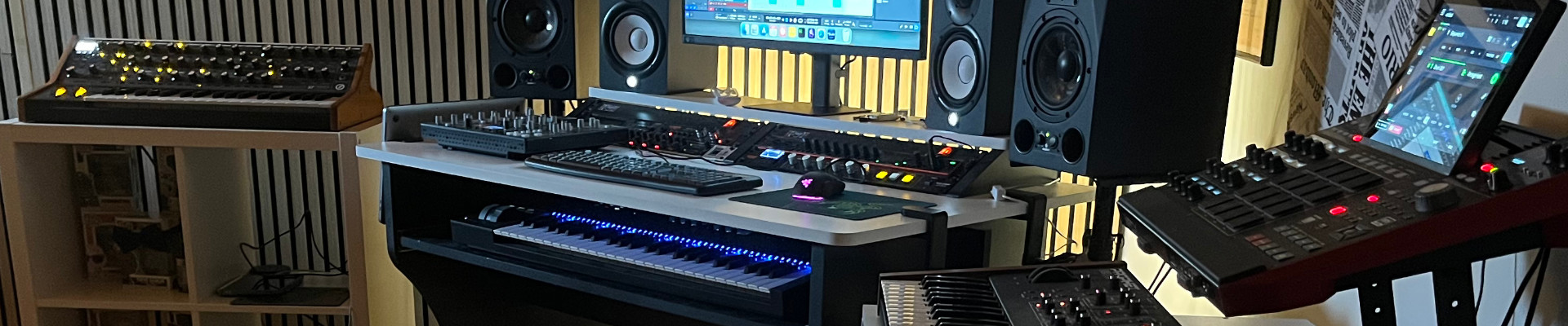 Postazione dello studio di produzione di Sthage in provincia di Bergamo, con monitor, sintetizzatori e tastiere